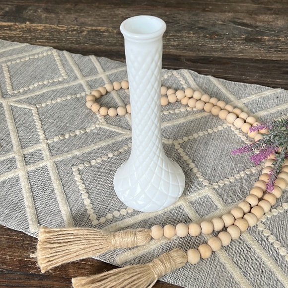 VINTAGE milk glass Vase - like new - Picture 4 of 8